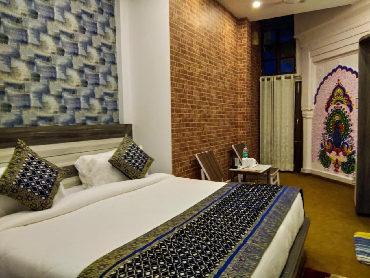 ורנאסי Dwivedi Hotels Hotel Elena מראה חיצוני תמונה