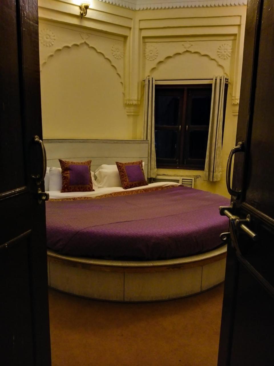 ורנאסי Dwivedi Hotels Hotel Elena מראה חיצוני תמונה