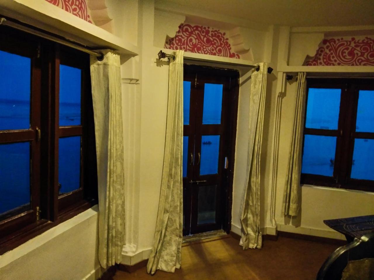 ורנאסי Dwivedi Hotels Hotel Elena מראה חיצוני תמונה
