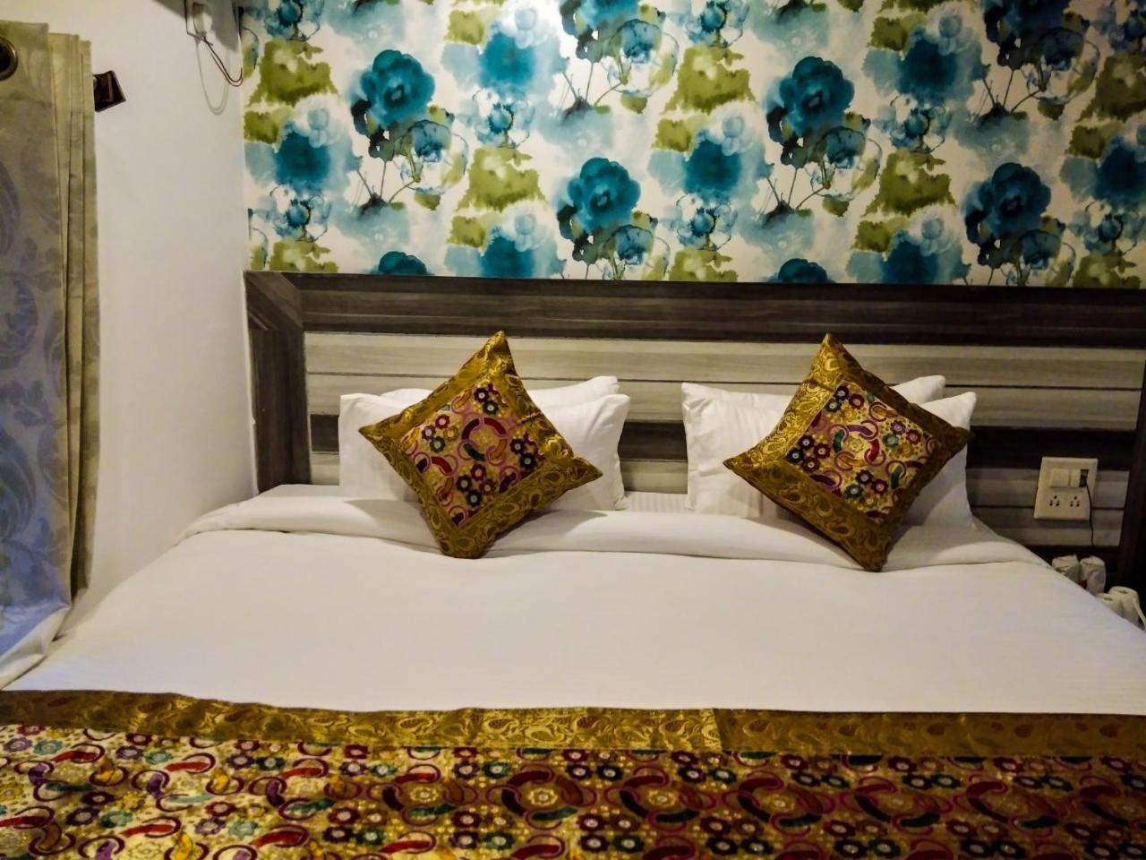 ורנאסי Dwivedi Hotels Hotel Elena מראה חיצוני תמונה