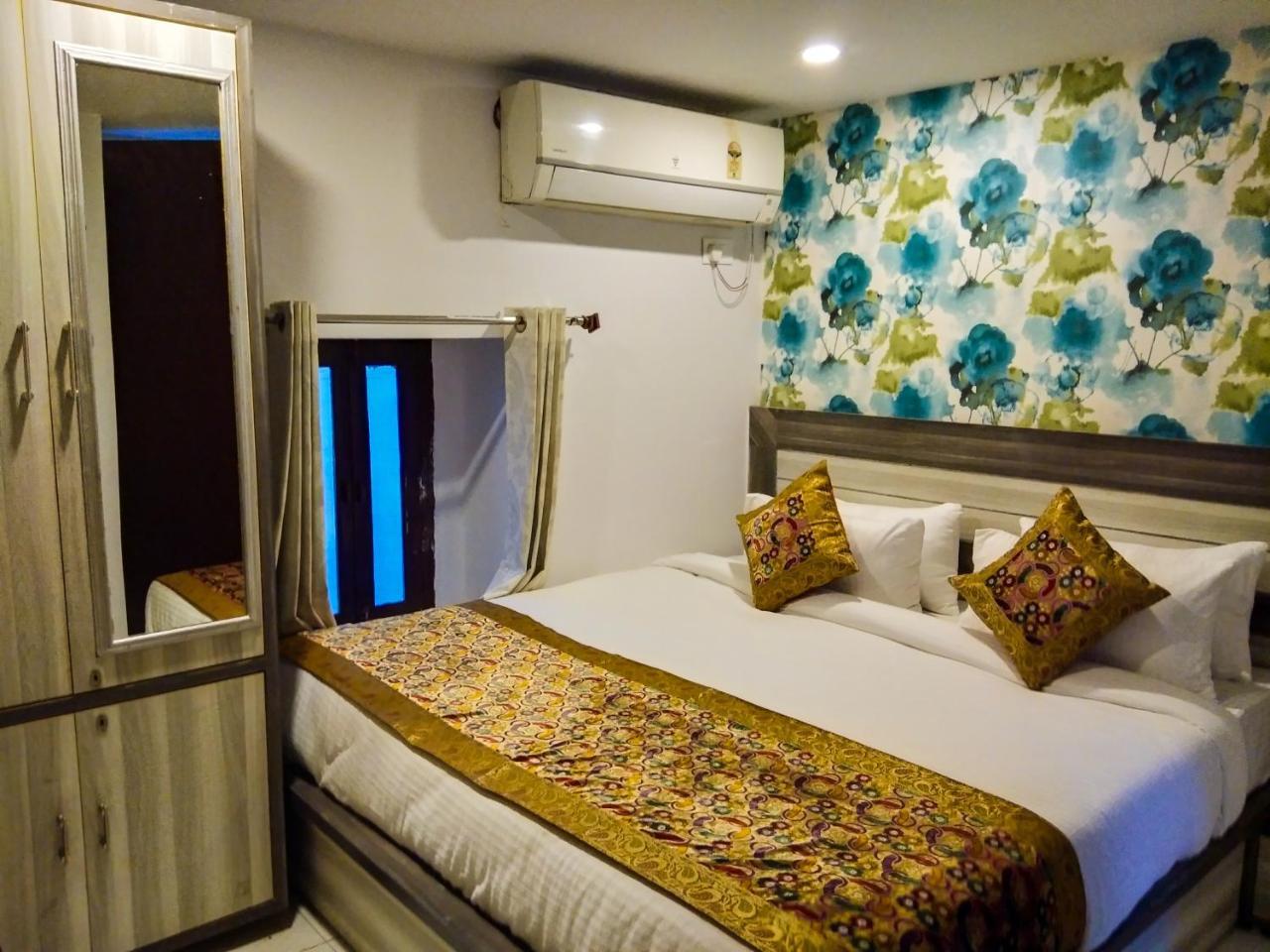 ורנאסי Dwivedi Hotels Hotel Elena מראה חיצוני תמונה