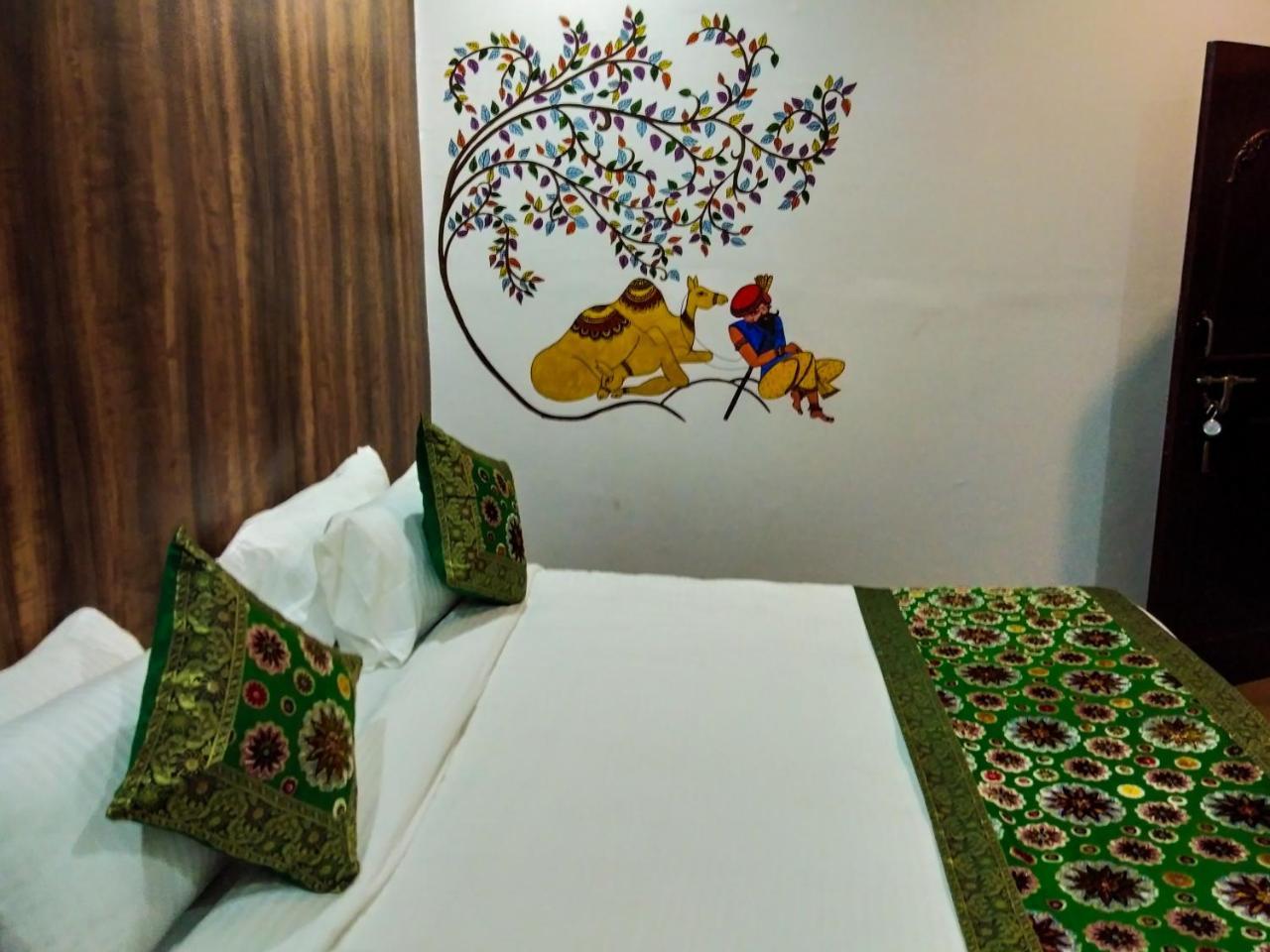ורנאסי Dwivedi Hotels Hotel Elena מראה חיצוני תמונה