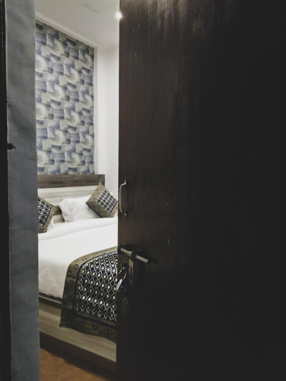 ורנאסי Dwivedi Hotels Hotel Elena מראה חיצוני תמונה