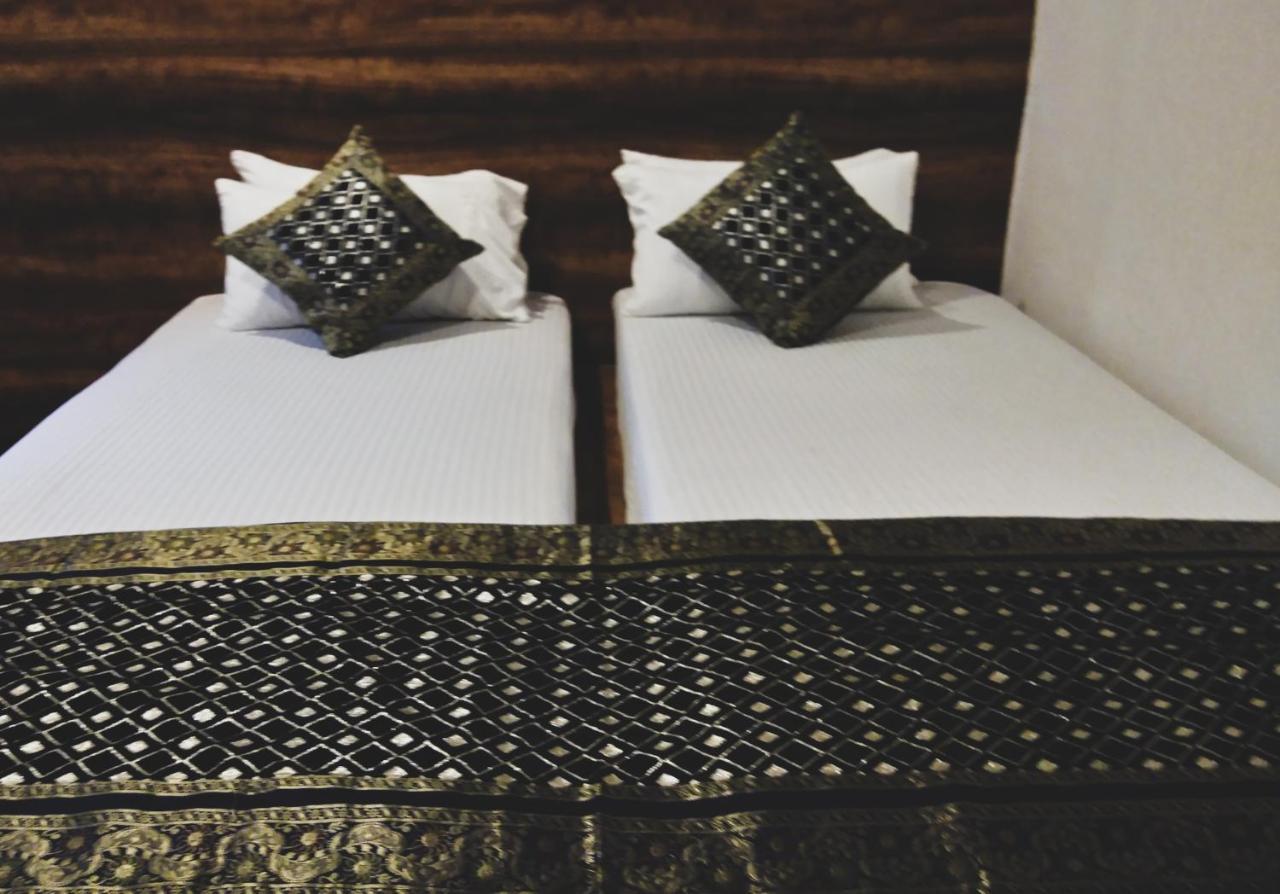 ורנאסי Dwivedi Hotels Hotel Elena מראה חיצוני תמונה