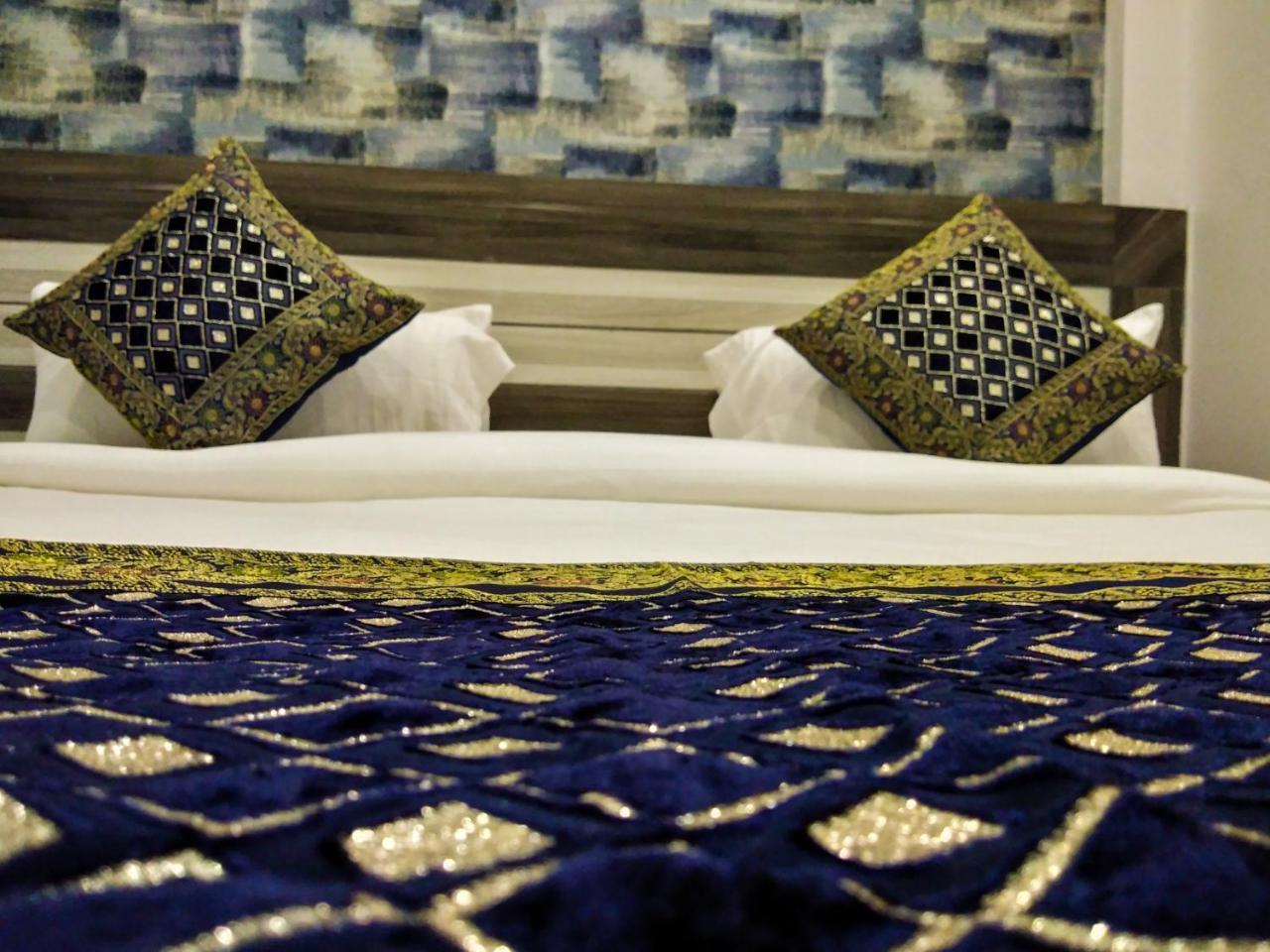 ורנאסי Dwivedi Hotels Hotel Elena מראה חיצוני תמונה