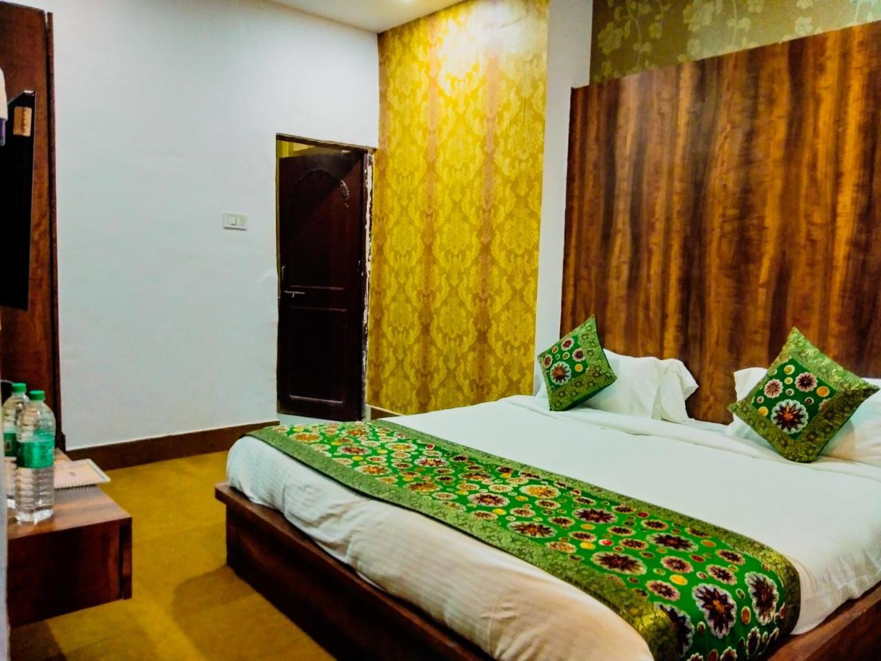 ורנאסי Dwivedi Hotels Hotel Elena מראה חיצוני תמונה