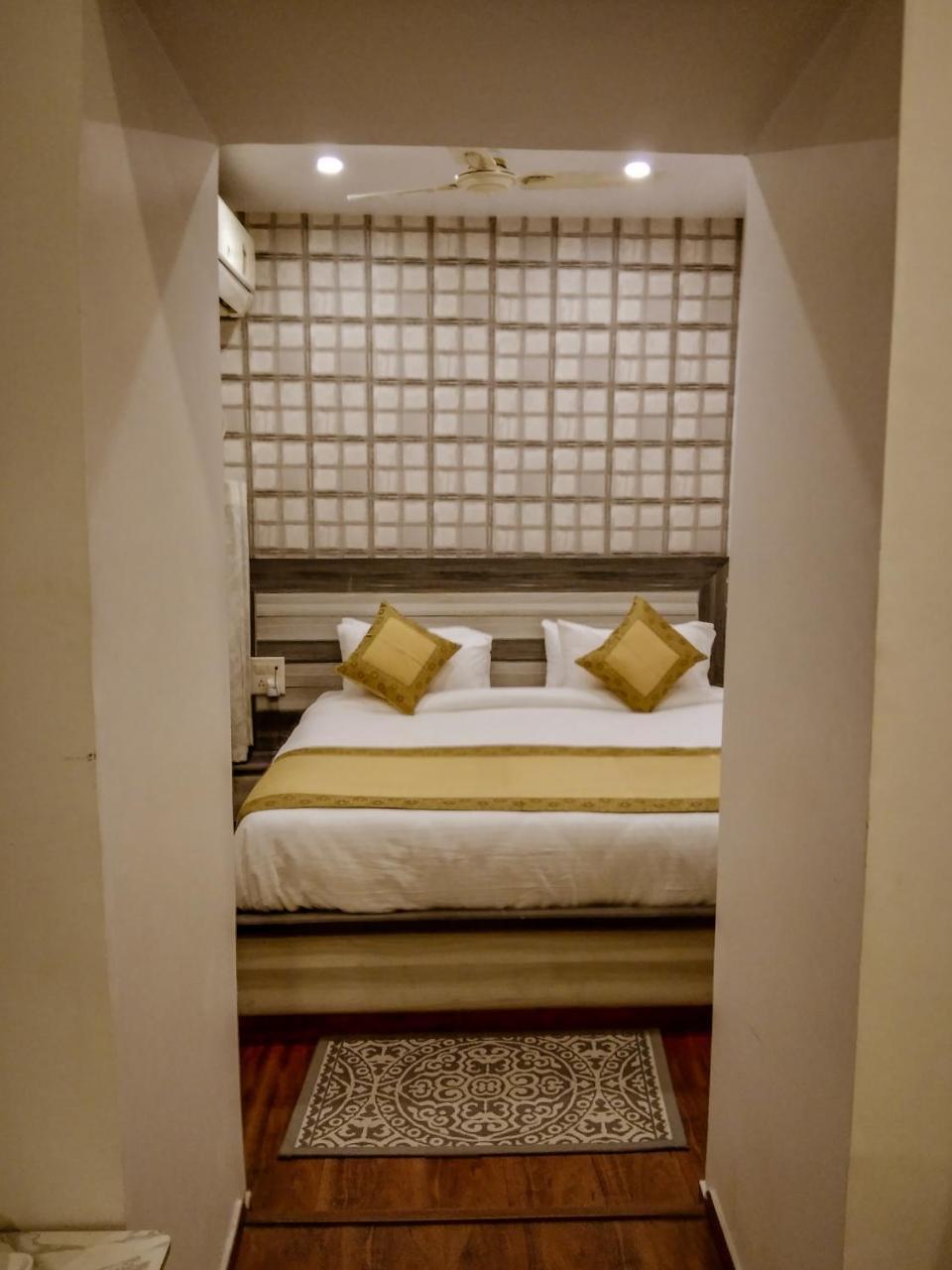 ורנאסי Dwivedi Hotels Hotel Elena מראה חיצוני תמונה