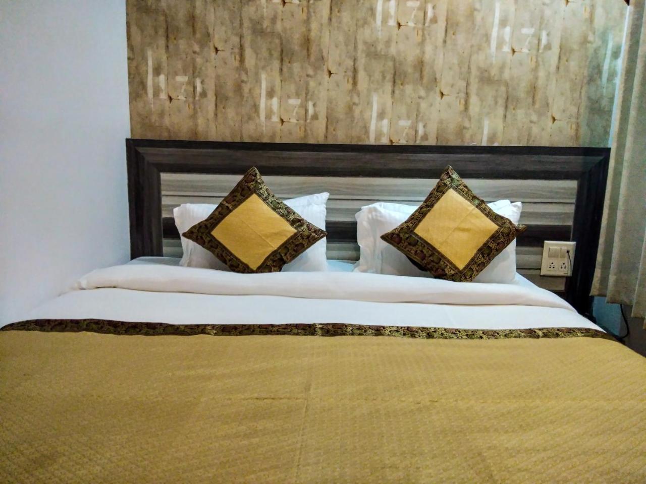ורנאסי Dwivedi Hotels Hotel Elena מראה חיצוני תמונה