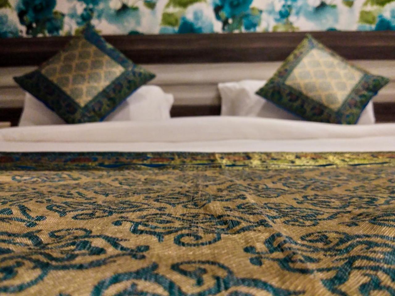 ורנאסי Dwivedi Hotels Hotel Elena מראה חיצוני תמונה