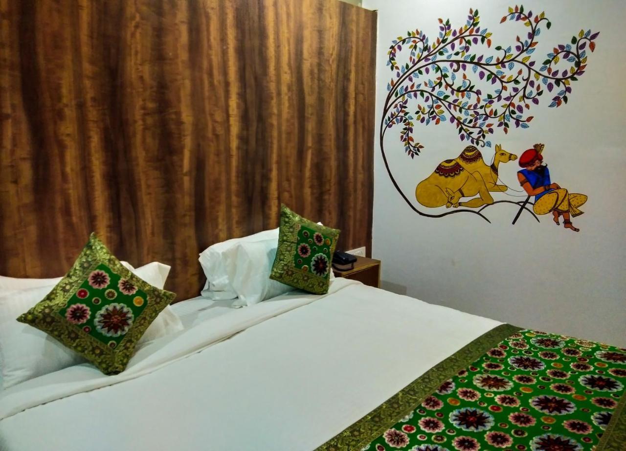 ורנאסי Dwivedi Hotels Hotel Elena מראה חיצוני תמונה