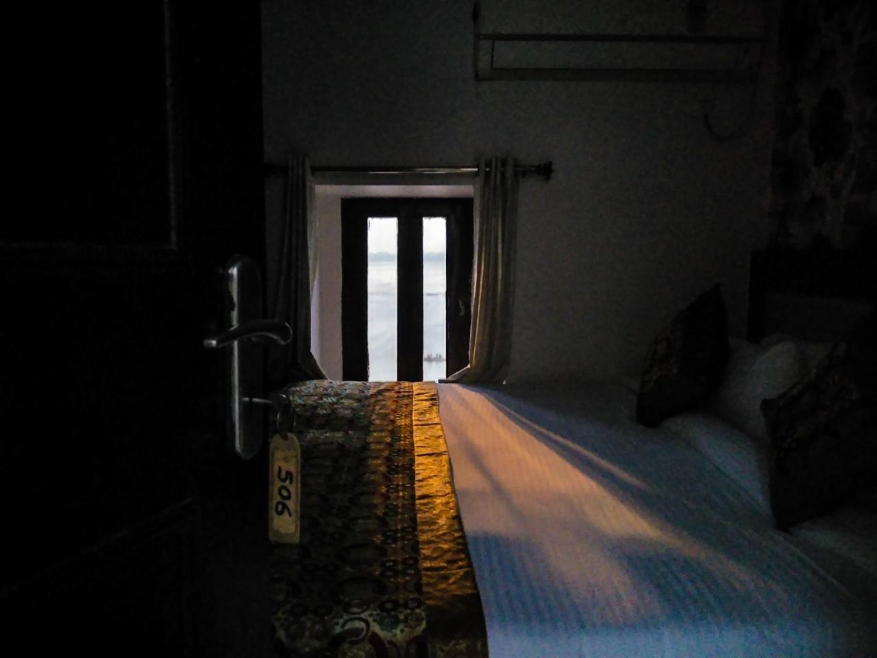 ורנאסי Dwivedi Hotels Hotel Elena מראה חיצוני תמונה