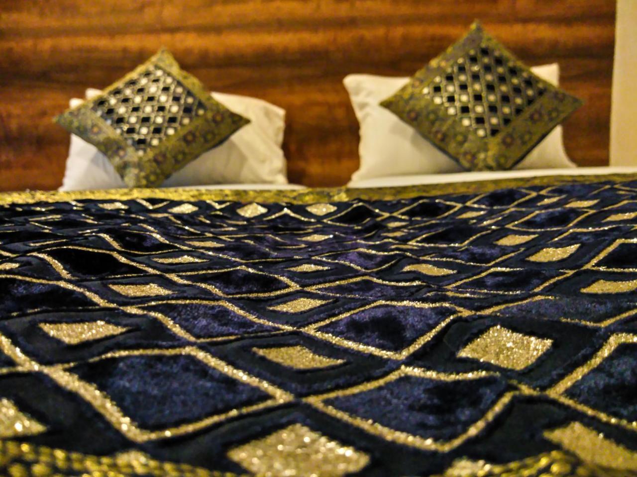 ורנאסי Dwivedi Hotels Hotel Elena מראה חיצוני תמונה