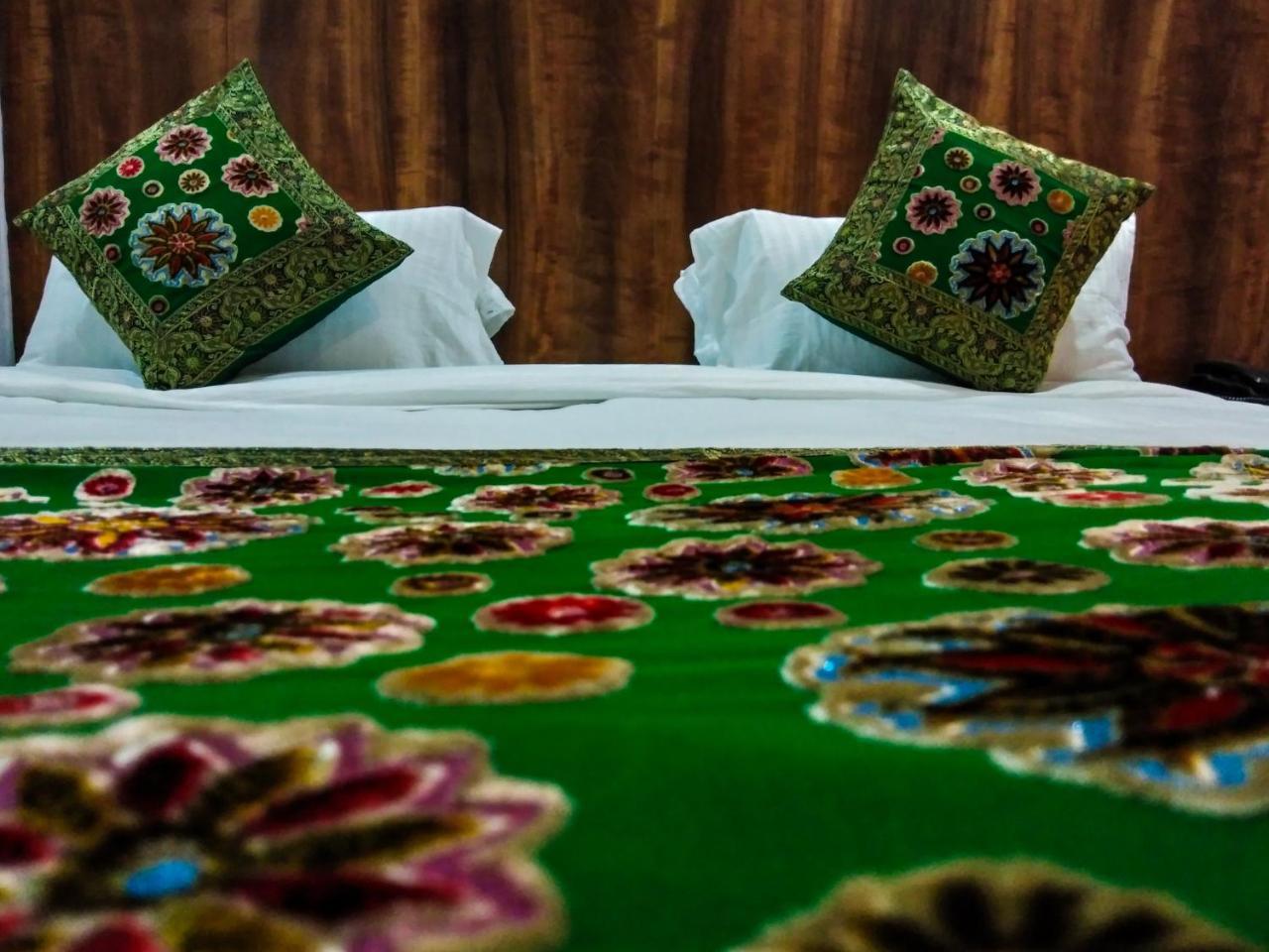 ורנאסי Dwivedi Hotels Hotel Elena מראה חיצוני תמונה