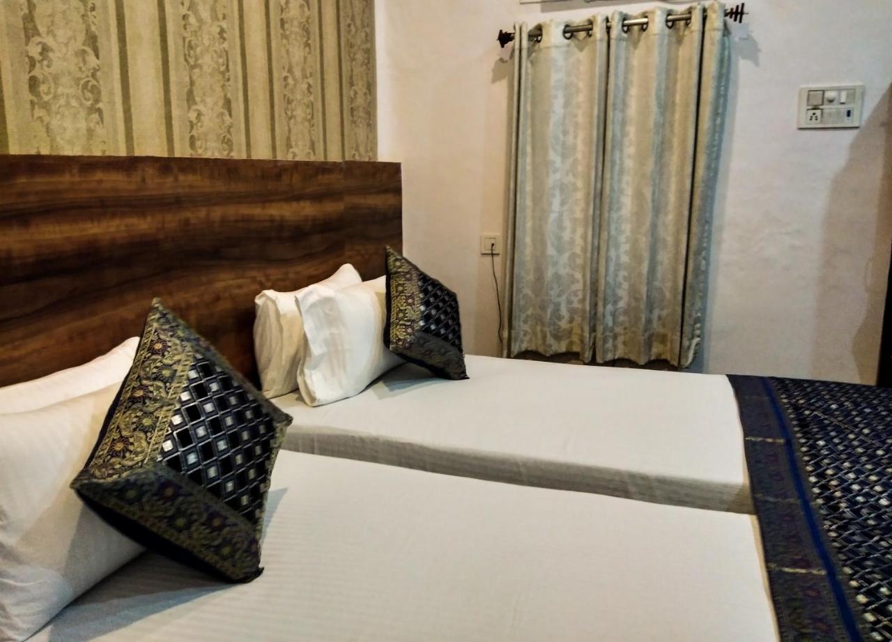 ורנאסי Dwivedi Hotels Hotel Elena מראה חיצוני תמונה