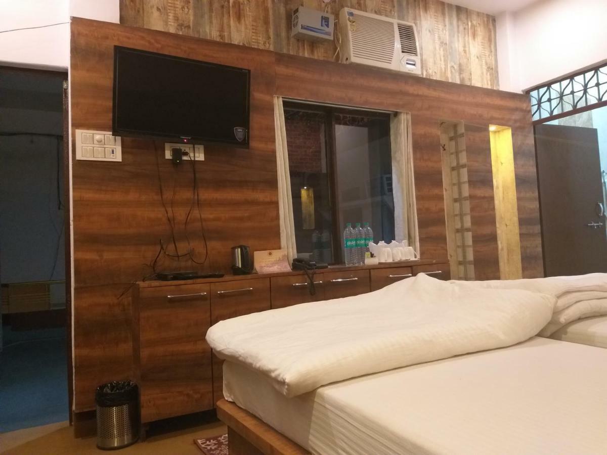ורנאסי Dwivedi Hotels Hotel Elena מראה חיצוני תמונה
