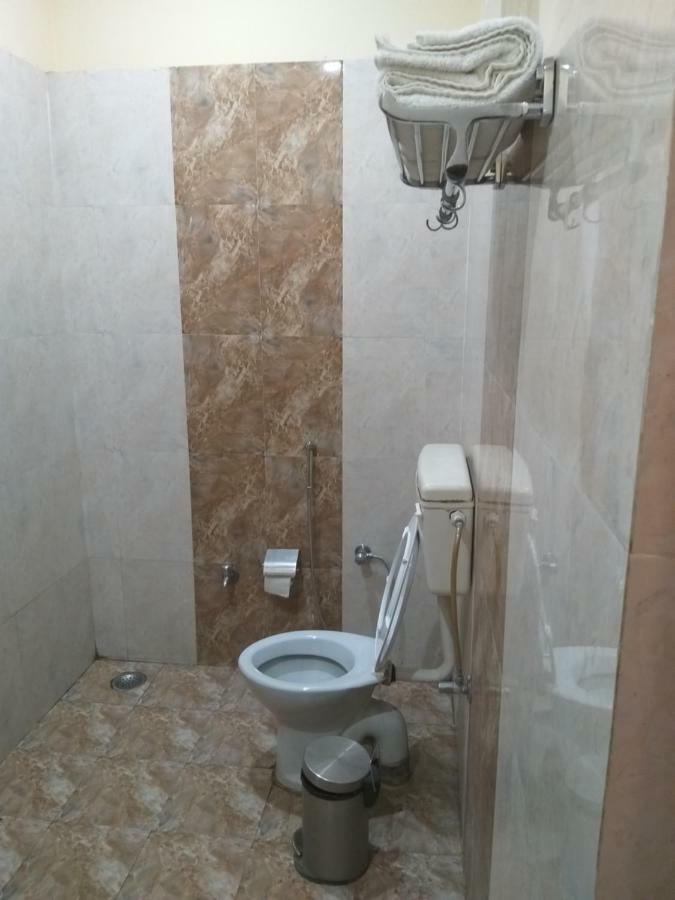 ורנאסי Dwivedi Hotels Hotel Elena מראה חיצוני תמונה