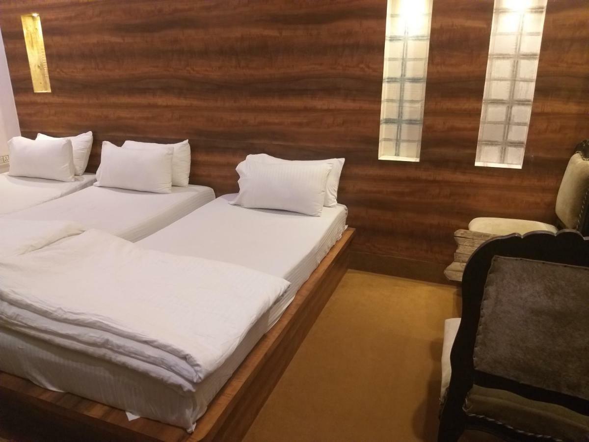 ורנאסי Dwivedi Hotels Hotel Elena מראה חיצוני תמונה